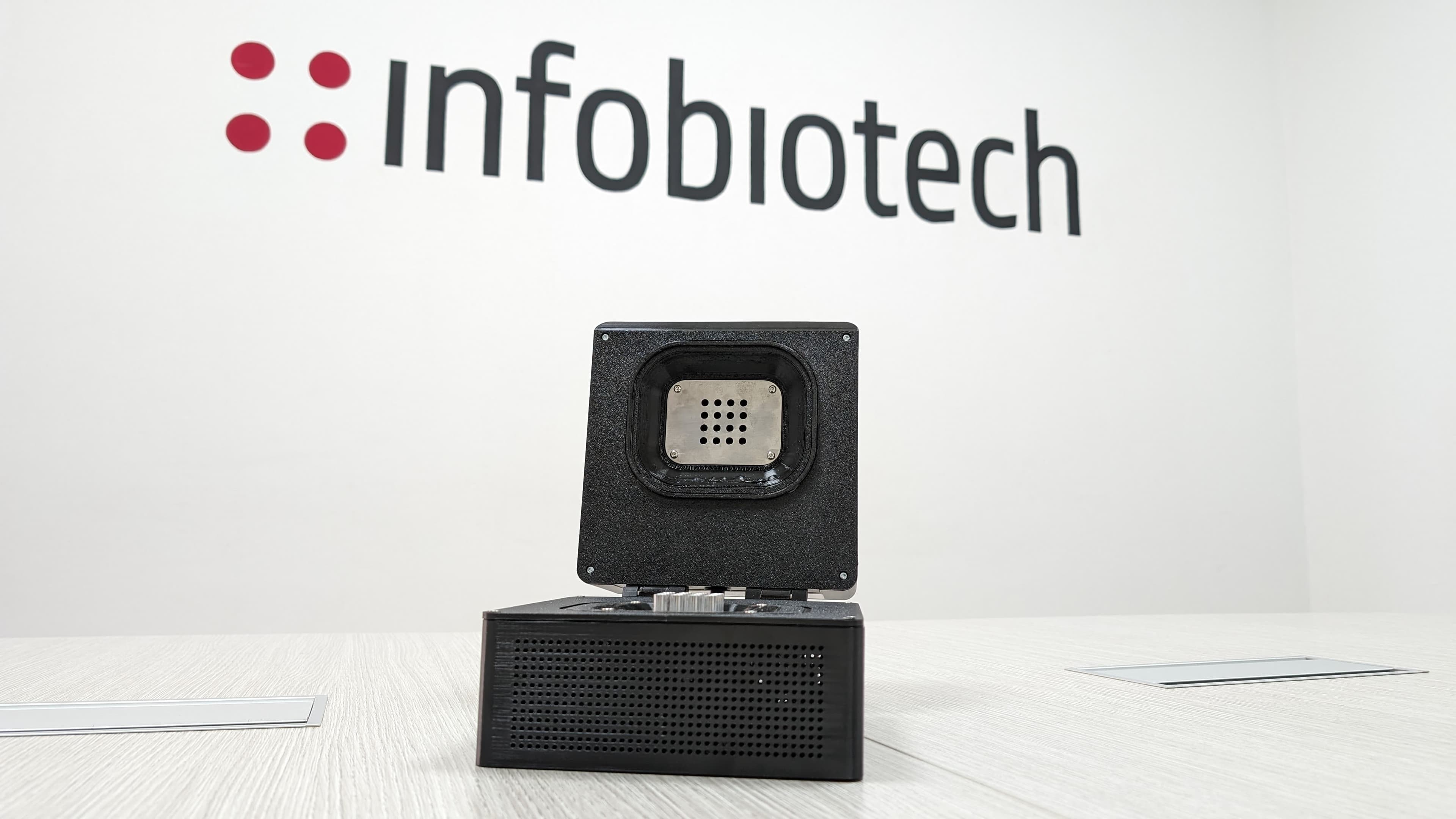 Nuovo dispositivo Real Time PCR (fronte, aperto)